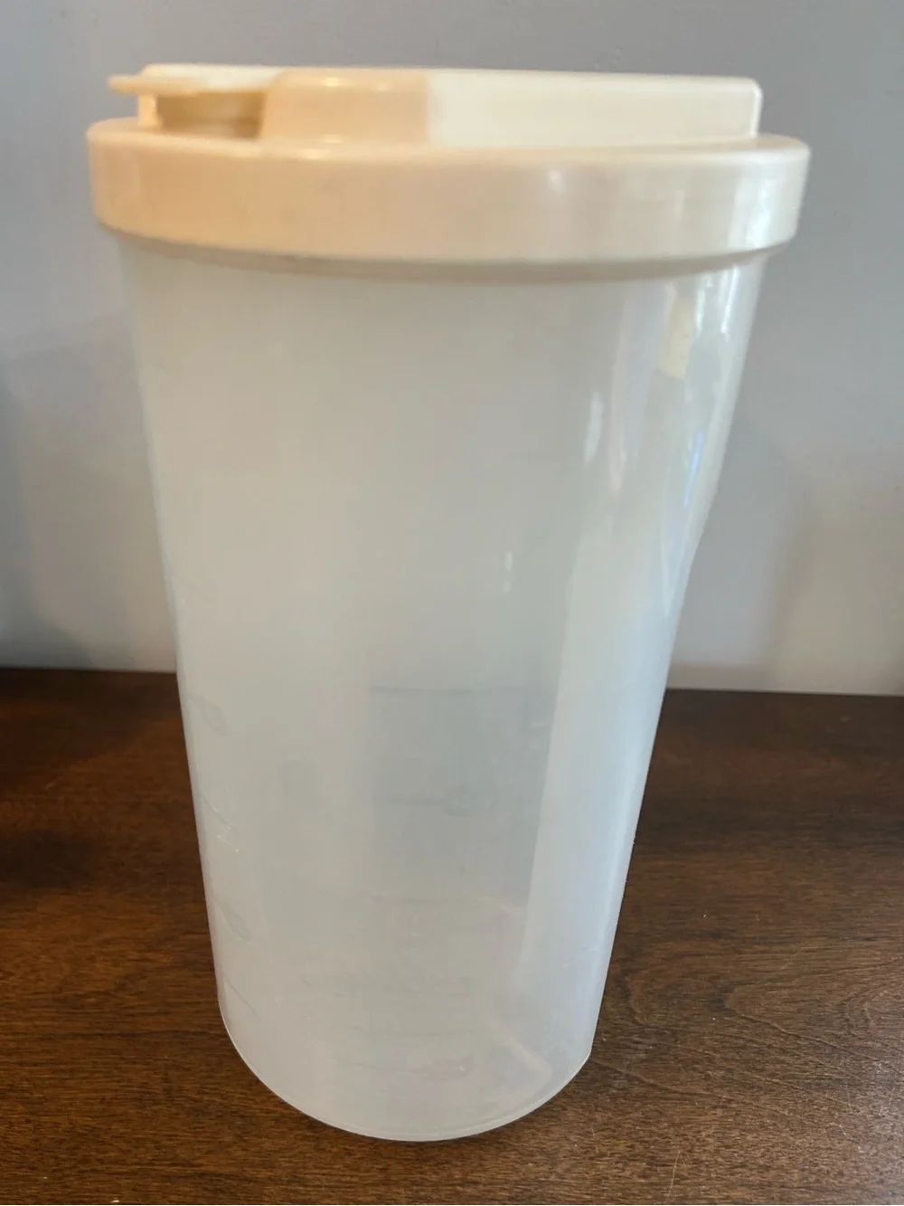 Vintage Rubbermaid 2 Qt Ez Grip Servin Saver Juice Drink Bottle Pitcher Lid Read